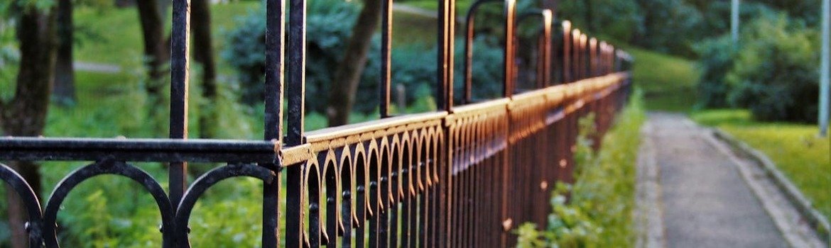 Metalinės tvoros priežiūra: praktiškas gidas ilgaamžiškumui užtikrinti